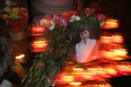 Акция памяти Ирины Козулиной прошла на Октябрьской площади [Нажмите для увеличения]