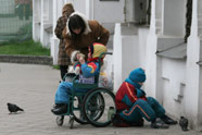 Молодая женщина с двумя маленькими детьми ищет жилье [Нажмите для увеличения]