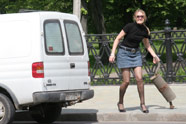 Девушка забирает глушитель оторвавшийся от ее машины. [Нажмите для увеличения]