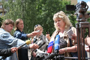 Адвокат Вера Стремковская отвечает на вопросы прессы по делу о «живом щите». [Нажмите для увеличения]