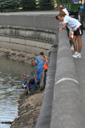 Рабочие чистят от мусора берега Свислочи. [Нажмите для увеличения]